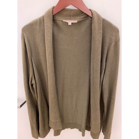 Olive green cardigan 🤍 - Picture 2 of 4